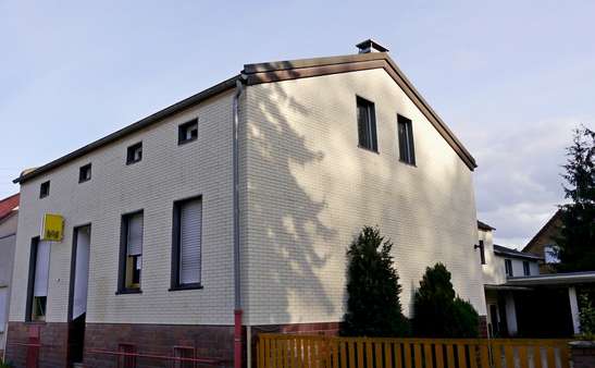 Haupthaus Straßenansicht - Mehrfamilienhaus in 03149 Groß Schacksdorf-Simmersdorf mit 120m² kaufen