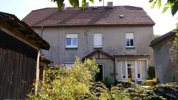 Hofseite Eingang nach Westen - Zweifamilienhaus in 03130 Tschernitz mit 230m² kaufen
