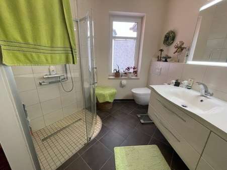 Bad mit Dusche im 1.OG - Wohn- / Geschäftshaus in 03172 Guben mit 160m² als Kapitalanlage kaufen