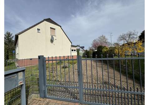 Hofeinfahrt mit Tor - Einfamilienhaus in 03042 Cottbus mit 85m² kaufen