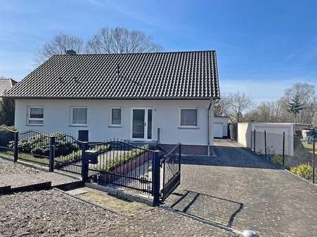 Straßenansicht Hofeinfahrt - Einfamilienhaus in 03130 Spremberg mit 105m² kaufen