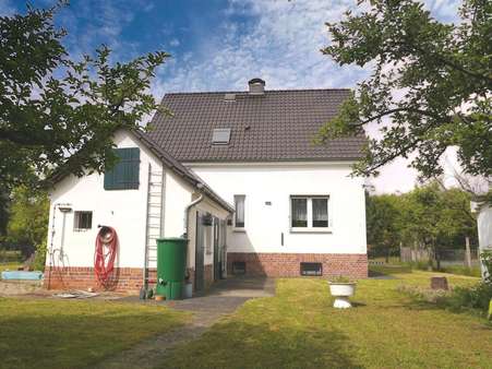 Hofseite - Anbau Sommerküche - Einfamilienhaus in 03149 Forst mit 97m² kaufen