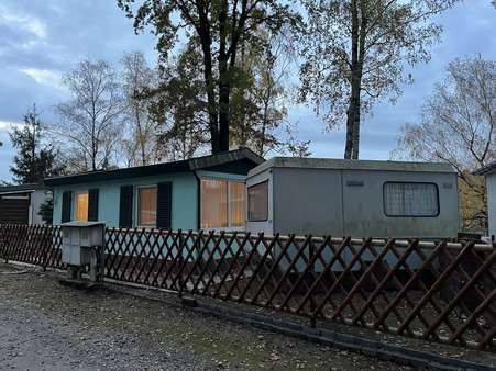 Bungalow mit Wohnwagen - Ferienhaus in 03238 Rückersdorf mit 25m² kaufen