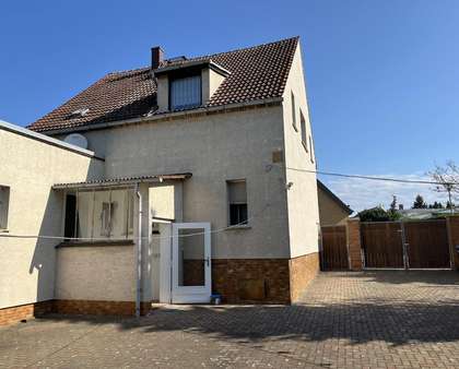Hausrückansicht-Eingang-Anbau - Einfamilienhaus in 03238 Finsterwalde mit 115m² kaufen