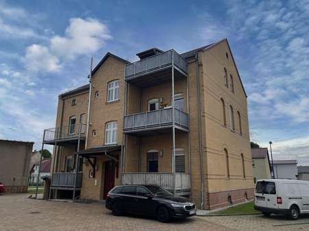 Hofansicht des gesamten Hauses - Etagenwohnung in 03238 Finsterwalde mit 97m² mieten