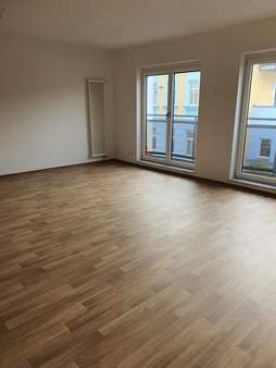 Lichtdurchflutetes Wohnzimmer Lichtdurchflutetes Wohnzimmer - Etagenwohnung in 04895 Falkenberg mit 54m² mieten