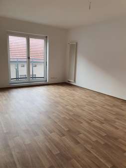 Lichtdurchflutetes Wohnzimmer Lichtdurchflutetes Wohnzimmer - Etagenwohnung in 04895 Falkenberg mit 54m² mieten