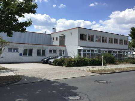 Parkplatz und Ausstellungs- und Bürogebäude - Produktion in 03238 Massen mit 2379m² mieten