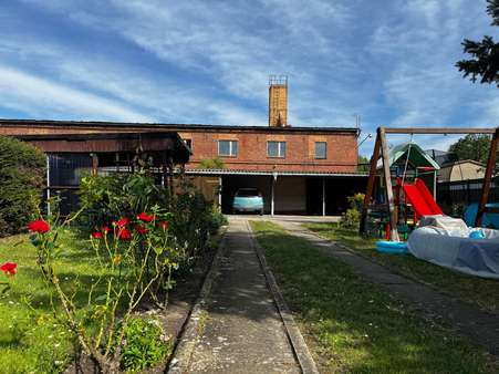 Gartenbereich und Carport - Mehrfamilienhaus in 03253 Doberlug-Kirchhain mit 238m² kaufen