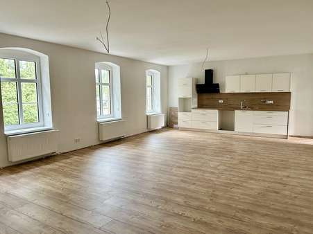 großes Wohnzimmer mit offener Küche großes Wohnzimmer mit offener Küche - Etagenwohnung in 01993 Schipkau mit 125m² mieten