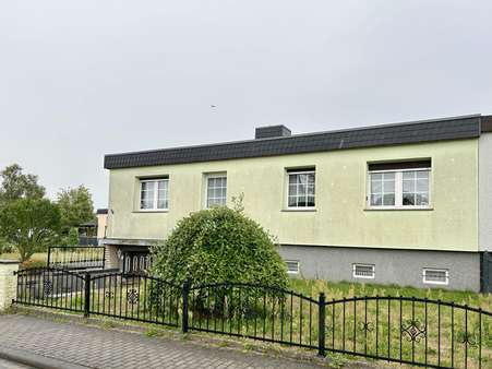 erneuertes Dach und gedämmte Fassade - Doppelhaushälfte in 03229 Altdöbern mit 110m² kaufen