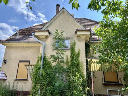 Rückseite Wohnhaus mit seitlichem Eingang - Einfamilienhaus in 03205 Calau mit 135m² kaufen