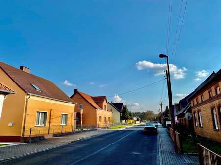 Bebauung in der Umgebung, ruhige Dorfstraße - Grundstück in 01983 Großräschen mit 1896m² kaufen