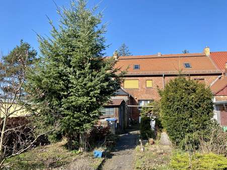 Gartenansicht des Wohnhauses - Reihenmittelhaus in 03119 Welzow mit 110m² kaufen