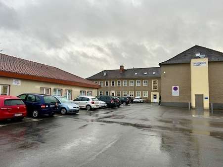 großer Parkplatz direkt am Gebäude - Büro in 03205 Calau mit 465m² kaufen