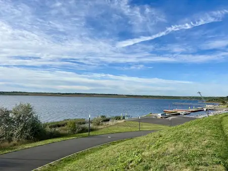 Familienglück im grünen Paradies am See