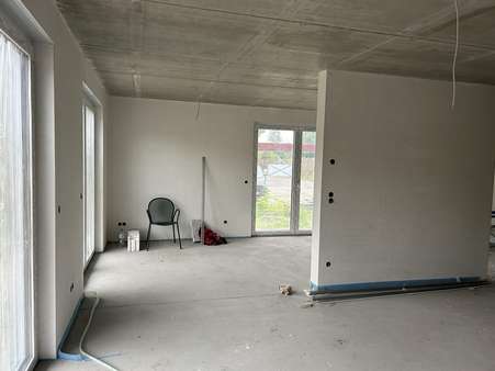 Wohnzimmer Richtung Essbereich, hinter der Wand befindet sich die Küche - Doppelhaushälfte in 01983 Großräschen mit 143m² kaufen