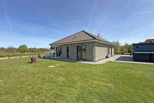 Blick aus dem Garten - Bungalow in 21385 Rehlingen mit 145m² kaufen