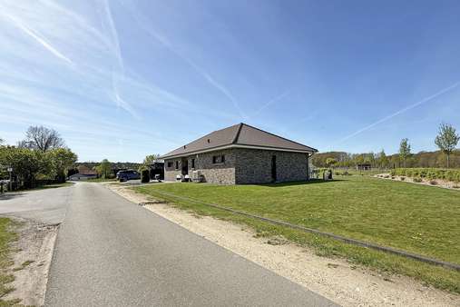 Blick von der Straße - Bungalow in 21385 Rehlingen mit 145m² kaufen
