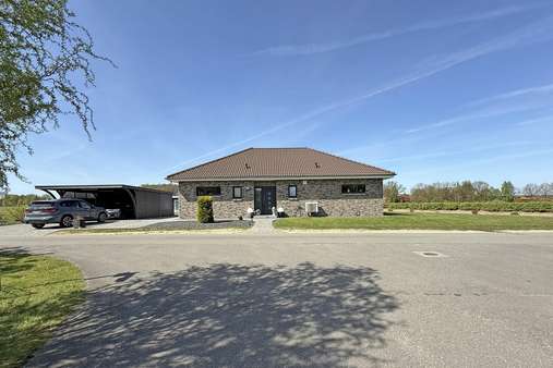 Frontansicht - Bungalow in 21385 Rehlingen mit 145m² kaufen
