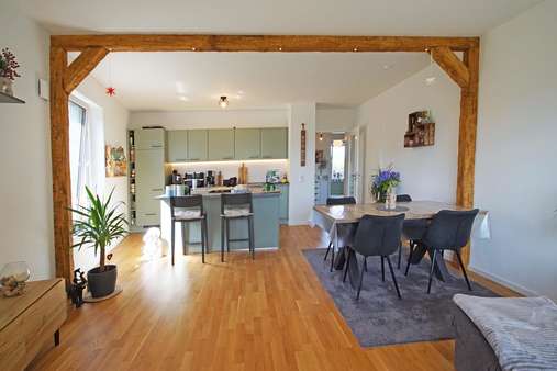Offene Küche mit Kochinsel und Essplatz - Erdgeschosswohnung in 25436 Tornesch mit 76m² kaufen