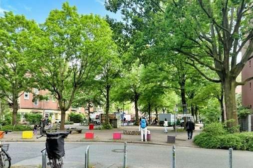 Blick auf den Wochenmarkt - Mehrfamilienhaus in 22081 Hamburg mit 1081m² kaufen