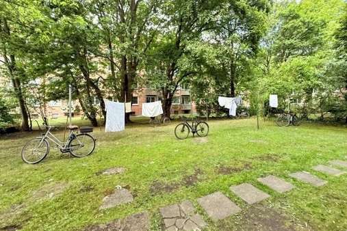 Blick in den Garten - Mehrfamilienhaus in 22081 Hamburg mit 1081m² kaufen