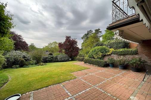 Blick in den parkähnlichen Garten - Doppelhaushälfte in 21218 Seevetal mit 183m² günstig kaufen