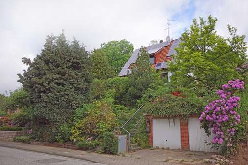 Gesamtansicht mit Doppelgarage - Einfamilienhaus in 21075 Hamburg mit 94m² günstig kaufen
