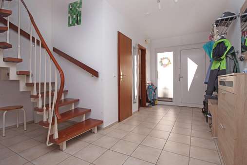 Flur und Treppenaufgang - Doppelhaushälfte in 21423 Winsen mit 119m² günstig kaufen