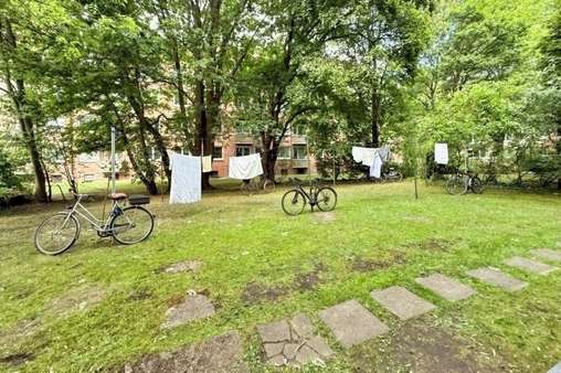 Blick in den Garten Blick in den Garten - Mehrfamilienhaus in 22081 Hamburg mit 541m² kaufen