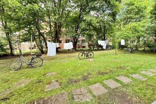 Blick in den Garten Blick in den Garten - Mehrfamilienhaus in 22081 Hamburg mit 541m² kaufen