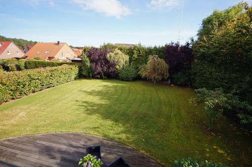 Blick in den Garten mit Holzterrasse - Einfamilienhaus in 21271 Hanstedt mit 183m² günstig kaufen