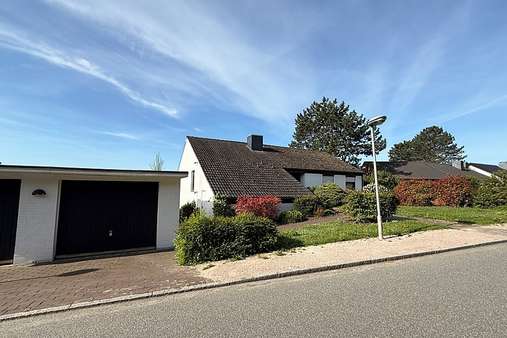 Eingangsansicht mit Doppelgarage - Einfamilienhaus in 21039 Escheburg mit 195m² kaufen