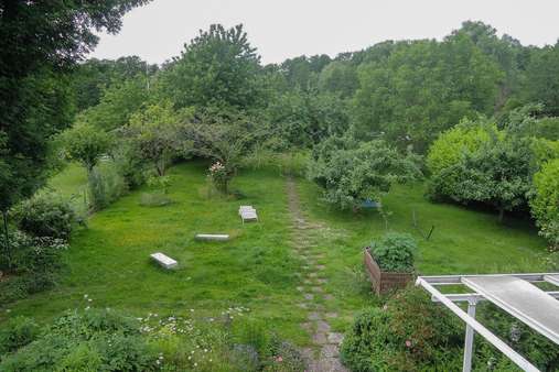 Blick in den Garten - Zweifamilienhaus in 24226 Heikendorf mit 160m² günstig kaufen