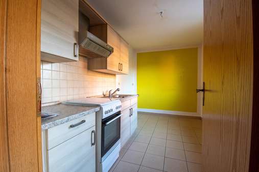 Rechts: Küche - Zweifamilienhaus in 24340 Eckernförde mit 107m² kaufen