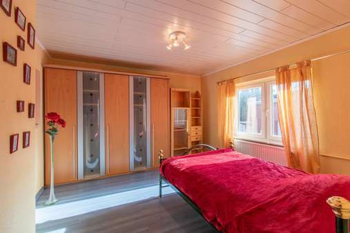 Schlafzimmer im Erdgeschoss - Doppelhaushälfte in 24211 Preetz mit 139m² kaufen