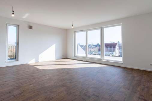 Wohn- und Esszimmer mit Küche - Penthouse-Wohnung in 24211 Preetz mit 109m² kaufen