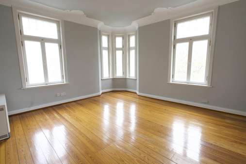 Wohnzimmer - Sonstige in 24103 Kiel mit 861m² als Kapitalanlage kaufen
