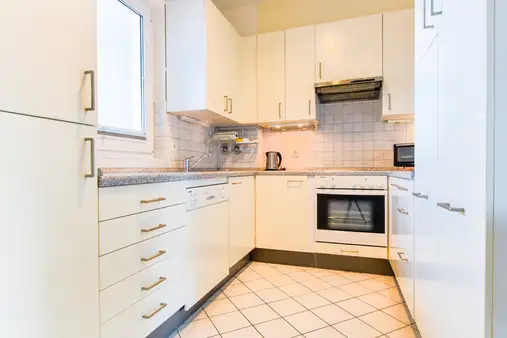 Zentral + ruhig mit Stellplatz und Dachterrasse