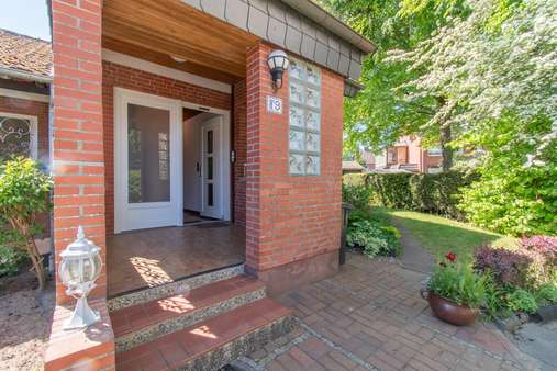 überdachter Eingangsbereich überdachter Eingangsbereich - Reihenendhaus in 24211 Preetz mit 100m² kaufen