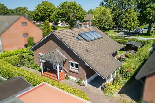 Solider Bungalow im Blumenparadies
