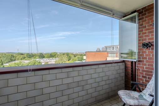 geöffnete Balkonfenster geöffnete Balkonfenster - Dachgeschosswohnung in 24148 Kiel mit 75m² kaufen