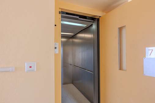 Blick in den Aufzug Blick in den Aufzug - Dachgeschosswohnung in 24148 Kiel mit 75m² kaufen