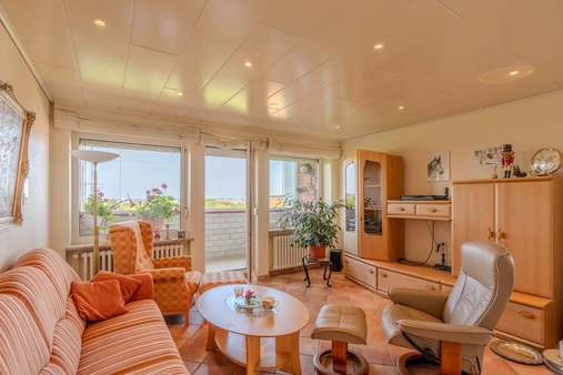 Wohnzimmer mit Balkonzugang Wohnzimmer mit Balkonzugang - Dachgeschosswohnung in 24148 Kiel mit 75m² kaufen