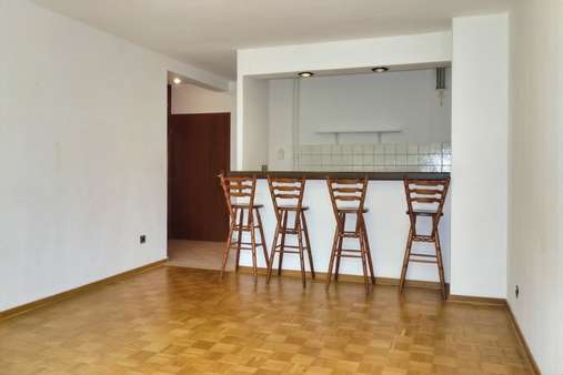 Wohnzimmer mit Parkett und ... Wohnzimmer mit Parkett und ... - Erdgeschosswohnung in 24147 Kiel mit 42m² kaufen
