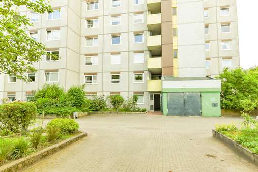Vorderansicht - Etagenwohnung in 24109 Kiel mit 98m² kaufen