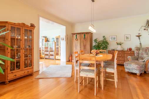 Wohn- und Esszimmer Wohn- und Esszimmer - Etagenwohnung in 24113 Kiel mit 153m² kaufen