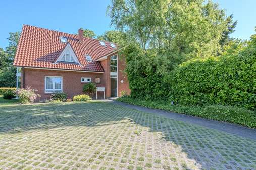 Blick vom Parkplatz zum Haus Blick vom Parkplatz zum Haus - Erdgeschosswohnung in 24321 Hohwacht mit 60m² kaufen