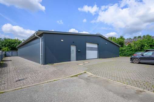 Außenansicht/ Auffahrt - Halle in 24229 Dänischenhagen mit 184m² kaufen
